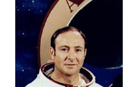 Edgar Mitchell je držitelem světového rekordu. Na Měsíci strávil 9 hodin a 17 minut.