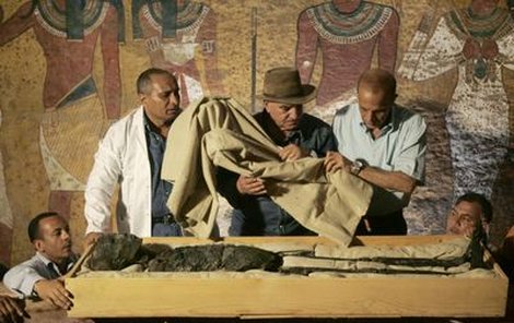 Egyptští archeologové při odkrývání mumie faraona Tutanchamona.