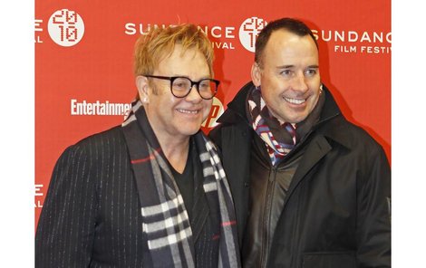 Elton a přítel David Furnish. Díky němu už zpěvák po nocích »neloví« milence.