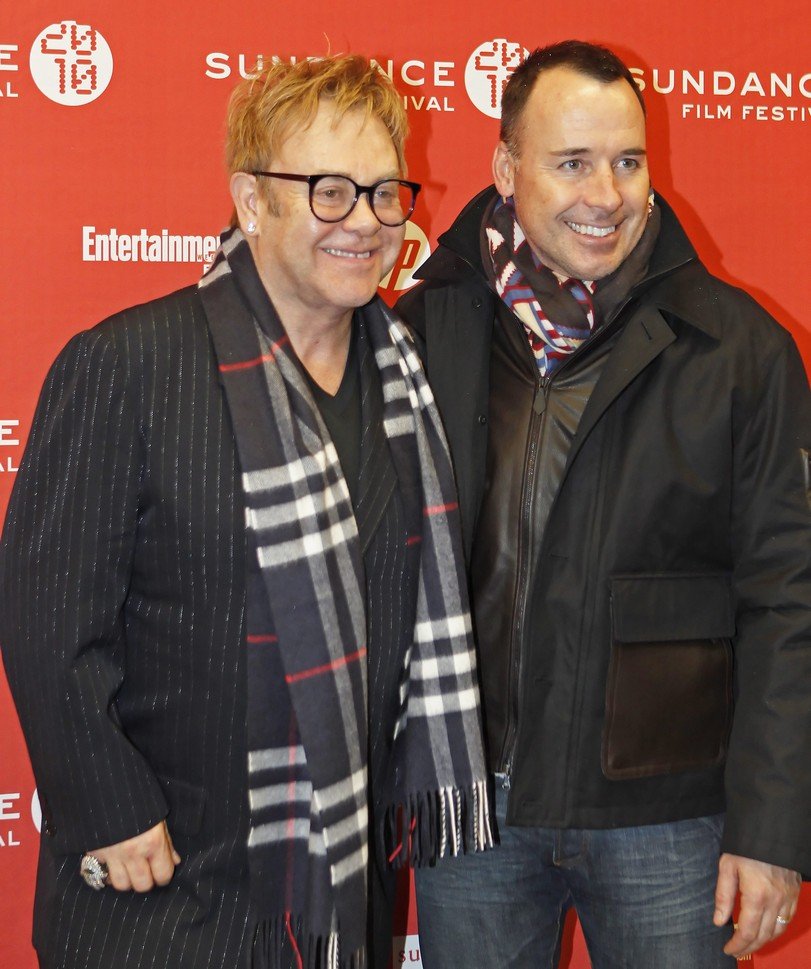 Elton a přítel David Furnish. Díky němu už zpěvák po nocích »neloví« milence.
