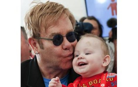 Elton John a jeho zřejmě budoucí adoptivní syn Lev.