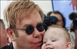 Elton John s patnáctiměsíčním Lvem