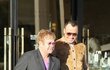 Elton John (vlevo) a jeho partner David Furnish – šťastní a hrdí rodiče v Los Angeles.