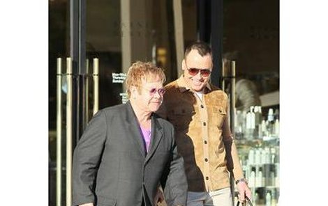 Elton John (vlevo) a jeho partner David Furnish – šťastní a hrdí rodiče v Los Angeles. 