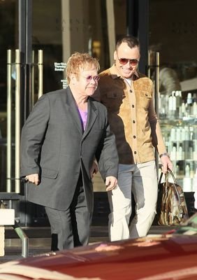 Elton John (vlevo) a jeho partner David Furnish – šťastní a hrdí rodiče v Los Angeles.