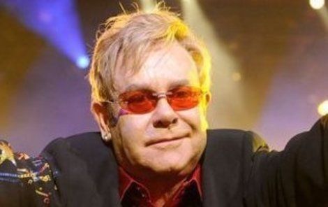 Elton John je na umření.