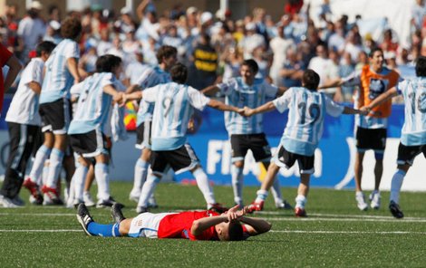 Emoce vzhůru nohama. Zatímco Argentinci tančí ve žhavém rytmu na oslavu pátého titulu v řadě, zlomený Ondřej Mazuch nevěřícně zírá do nebes.