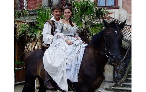 Ester Ládová a Patrik Fox natočili svůj nejnovější klip v romantickém prostředí zámku v Libochovicích. A nechyběly ani projížďky na koních.