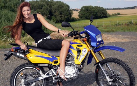 Ester Ládová umí být sexy i na Golc Enduru SG200, i když řidičák na motorku si teprve plánuje udělat.