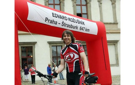 Europoslanec Edvard Kožušník na startu cesty do Štrasburku.