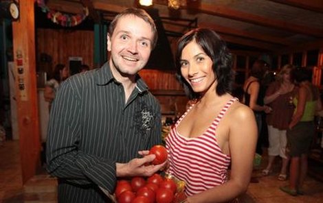 Eva Aichmajerová donesla Vlastíkovi rajčata, která sama vypěstovala na své zahradě.