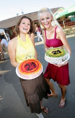 Eva Čerešňáková (vlevo) si napekla na oslavu svých jednadvacátých narozenin dva velké ovocné dorty. Jeden z nich pak darovala Lucii.