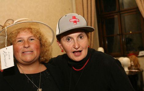 Eva Holubová (vpravo) koupila v dražbě »skejťáckou« kšiltovku. Vyšla ji na 20 tisíc Kč.