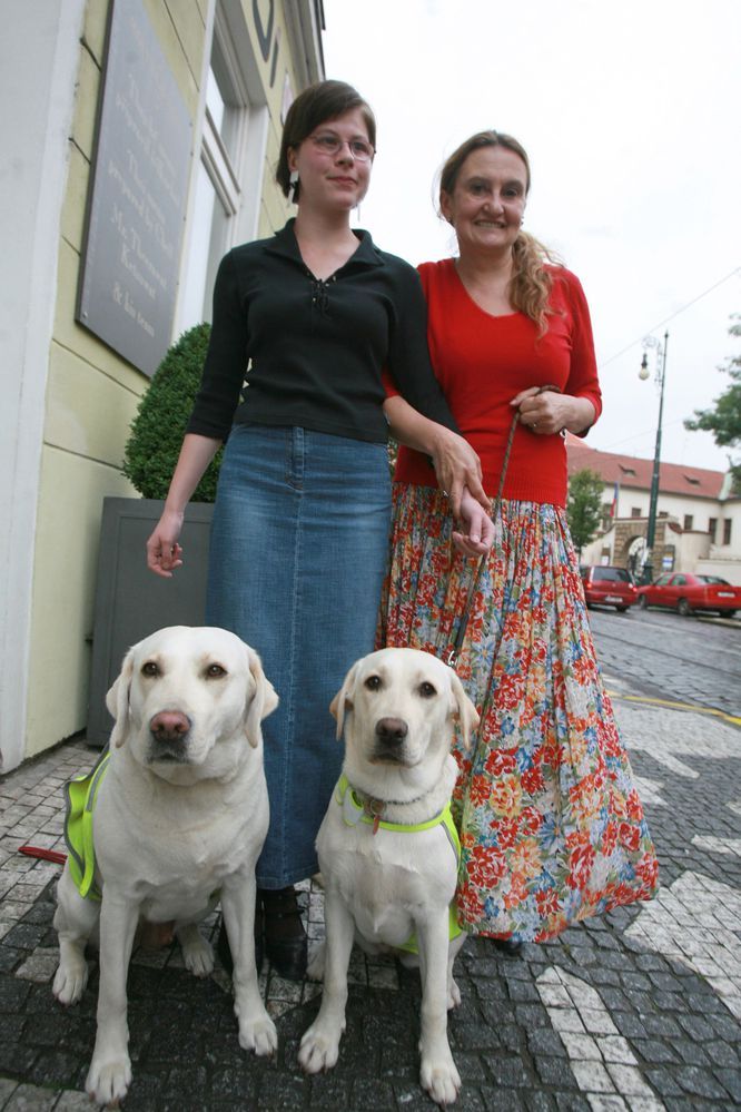 Eva Holubová (vpravo) s nevidomou Bárou a fenkami Aﬁnkou a Shebou.