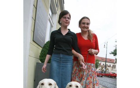 Eva Holubová (vpravo) s nevidomou Bárou a fenkami Aﬁnkou a Shebou.
