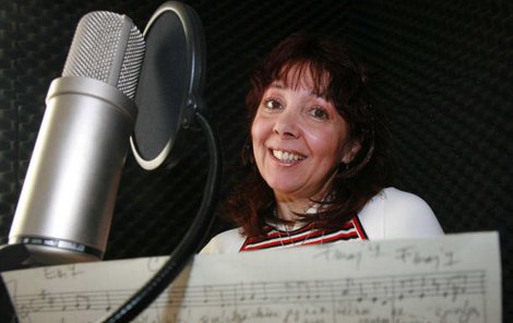 Eva Hurychová v nahrávacím studiu natáčí své autorské písničky.