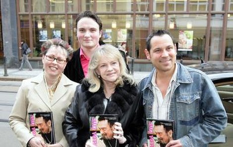 Eva Pilarová (uprostřed) a Pavel Vítek se stali kmotry knihy Walda žije!, jejímiž autory jsou (zleva) Dáša Radimovská a James Kent.