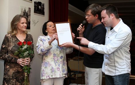 Eva Pilarová (vlevo) dostala památeční prohlášení od Aleše Cibulky a Michala Jagelky (vpravo) z rukou Yvonne Přenosilové.