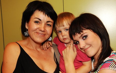 Ewa se svojí maminkou Karin a sestřičkou Magdalénou.