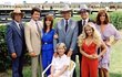 Ewingové v plné síle: zleva Steve Kanaly (63), Patrick Duffy (60), Victoria Principal (59), Jim Davis (†71, zemřel v roce 1981), Larry Hagman (78), Charlene Tilton (50), Linda Gray (69), v křesle Barbara Bel Geddes (†82, zemřela v roce 2005).