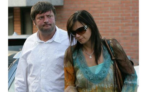 Exministr Aleš Řebíček (na snímku s manželkou) má starosti. Jeho bratr Adam je prý zapletený do vydírání.