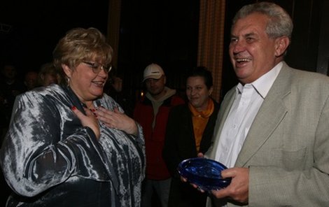 Expremiér Miloš Zeman nemohl na oslavě chybět. S popelníkem jako dárkem nekuřačce byl však trochu mimo.