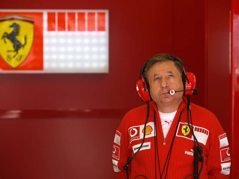 Jean Todt, bývalý šéf legendárního Michaela Schumachera, patří mimo ,,Schumiho&#34; rodinu k mála lidem, kteří se s Schumacherem pravidelně vídají