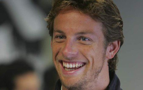 Jenson Button má rád nestydaté holky)