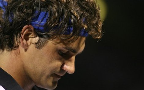 Federer proti Roddickovi často přivíral oči. Stejně pořádně neviděl...