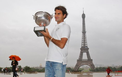 Federerův »nadhoz« s pařížskou trofejí. Tenisová legenda už přerostla Eiffelovku?