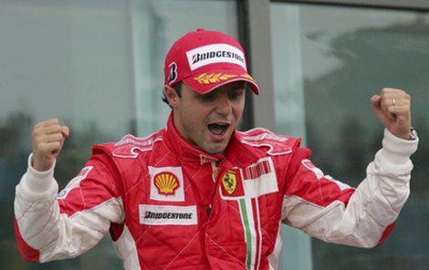 Felipe Massa jásá po svém třetím letošním triumfu.