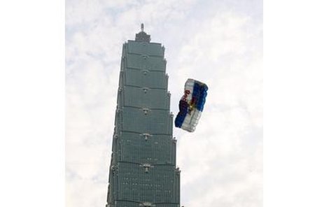 Felix Baumgartner si užíval 5 vteřin volného pádu, pak otevřel padák a snesl se k základům Taipei 101 Tower.