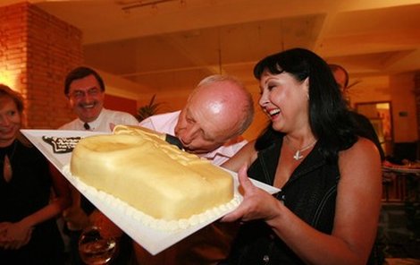 Felix Slováček byl ze svého narozeninového dortu, který mu věnovala manželka Dáda Patrasová, nadšený.