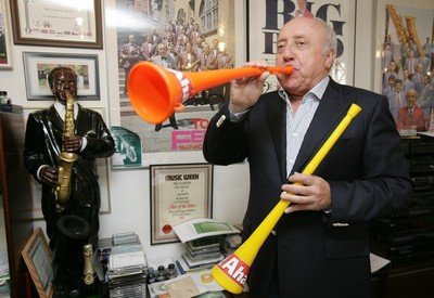 Felix Slováček s vuvuzelami 