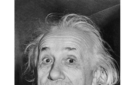 Fenomenální fyzik Albert Einstein - podle svědectví sobecký, vědě sloužící excentrik s minimálním citovým vybavením. Podle hvězdopravců za to může rozpoložení planet při jeho narození. Podle psychologů konﬂiktní vztah s dominantn