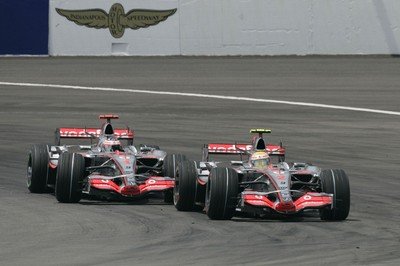 Fernando Alonso a Lewis Hamilton si nic nedarují. Teď se přou o pozici dominantního jezdce v týmu McLaren.