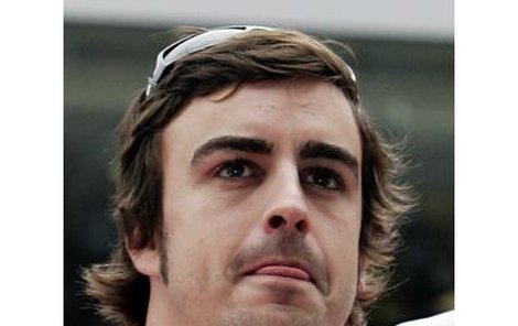 Fernando Alonso má výslech za sebou a beze slov odjíždí domů.