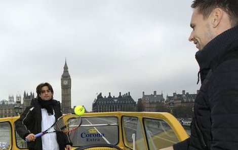 Ferrer (vlevo) si zahrál se Söderlingem na autobusu přímo před Big Benem, věží britského parlamentu.