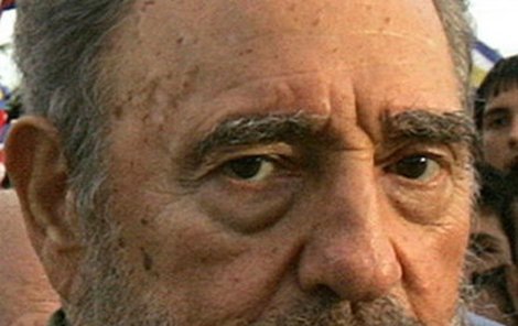 Fidel Castro (79 let) - Dříve vitální vůdce působí unaveným dojmem, kolabuje při svém projevu.