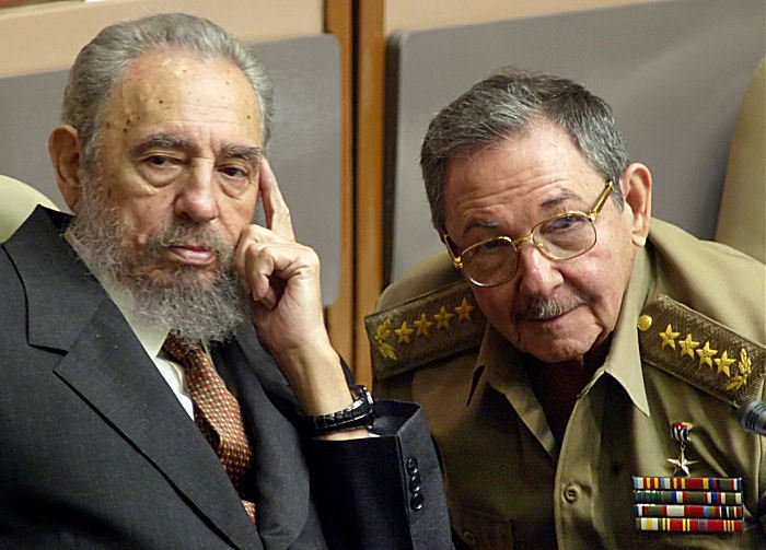 Fidel Castro a jeho bratr Raúl Castro