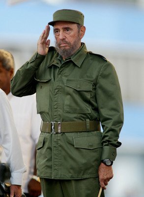 Fidel Castro kvůli nemoci předal část pravomocí bratrovi Raúlovi (vpravo).