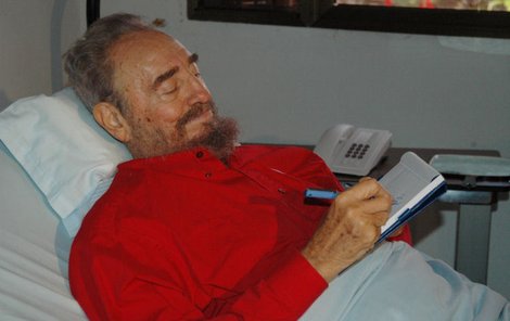 Fidel Castro na svém nemocničním lůžku.