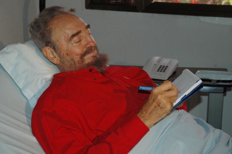 Fidel Castro na svém nemocničním lůžku.