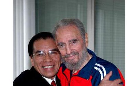 Fidel Castro v červené teplákovce je prý zase zdravý jako rybička.