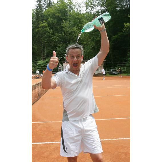 Filip Renč hrál tenis jako o život a osvěžoval se tak, že si na hlavu lil litry vody.