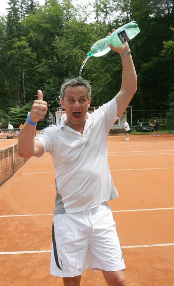 Filip Renč hrál tenis jako o život a osvěžoval se tak, že si na hlavu lil litry vody.