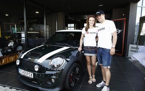 Filip Šebo a jeho dva miláčci: přítelkyně Magda Šebestová a Mini Cooper.