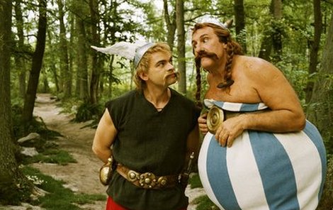 Filmového Asterixe ztvárnil Clovis Cornillas (vlevo), Obelixe Gérard Depardieu.