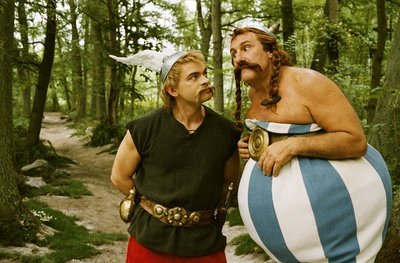 Filmového Asterixe ztvárnil Clovis Cornillas (vlevo), Obelixe Gérard Depardieu.