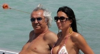 Manželka šéfa Renaultu pracuje téměř nahá!